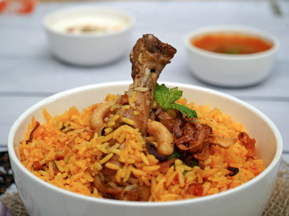 Nasi briyani ayam dalam mangkuk